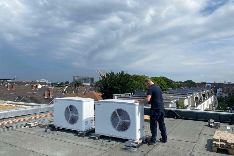Einbau einer Wärmepumpenanlage des Herstellers Stiebel Eltron für ein Mehrfamilienhaus in Köln-Sülz